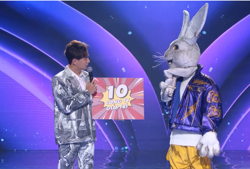 Ca sĩ mặt nạ: Thỏ Xỏ Khuyên hát "Em mới là người yêu anh", khán giả "gọi tên" một người - 2