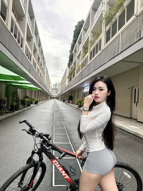 Mặc đồ tập gym ra đường, &#34;hot girl áo dài&#34; gây chú ý - 4