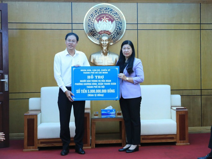 TP HCM trao 5 tỉ đồng hỗ trợ nạn nhân vụ cháy chung cư mini ở Hà Nội - 1