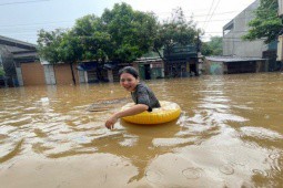 Mưa lớn, ngập sâu, người dân bơi phao trên phố Lào Cai