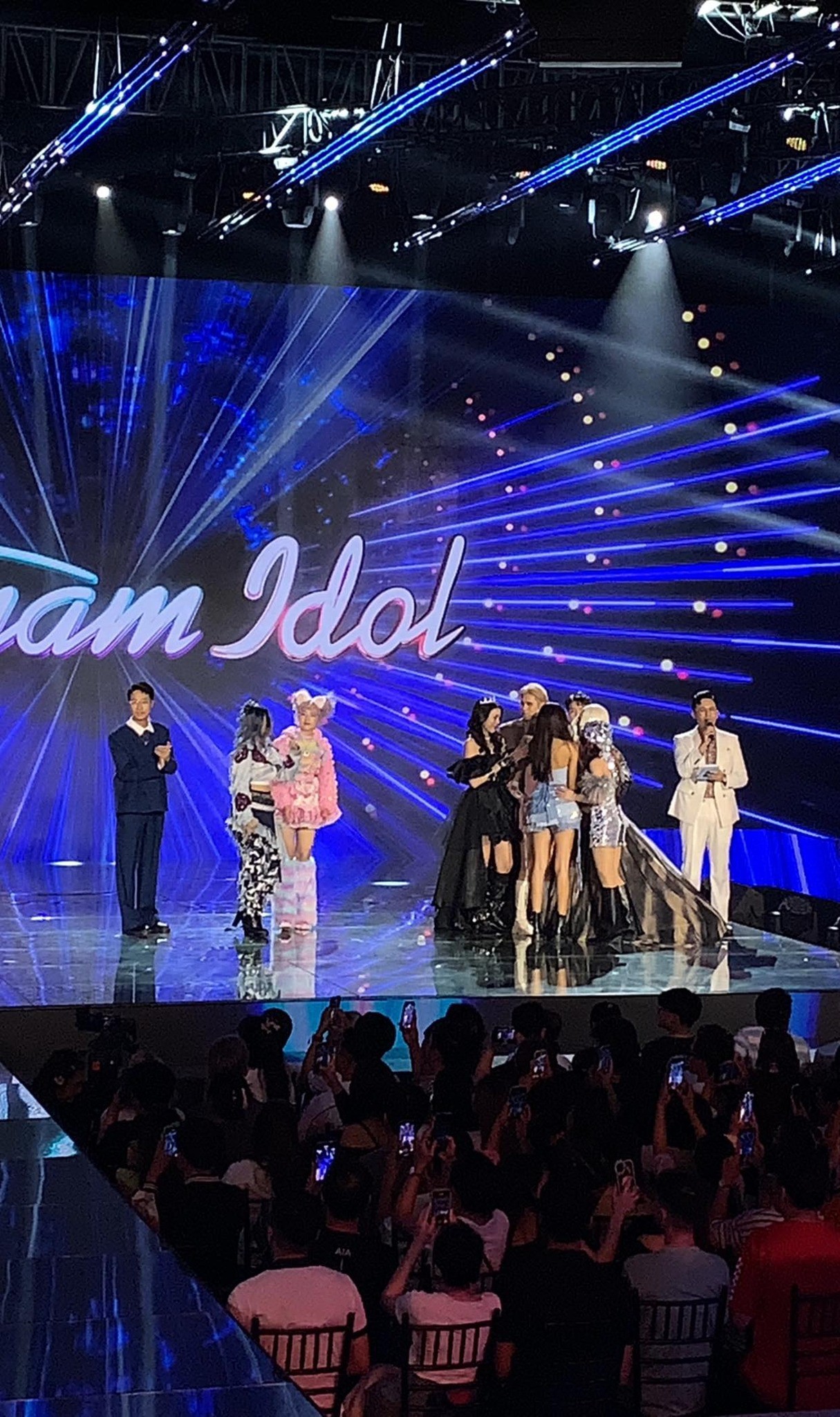 Đêm liveshow 2 của &#34;Vietnam Idol&#34;: Thí sinh chọn bài sai, hát chênh phô - 2