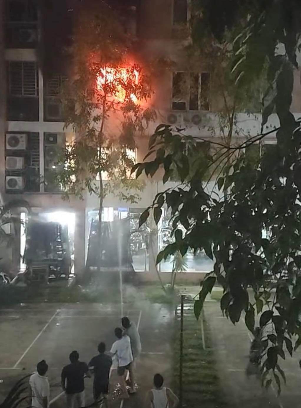 Cháy chung cư ở Hà Nội lúc rạng sáng - 1