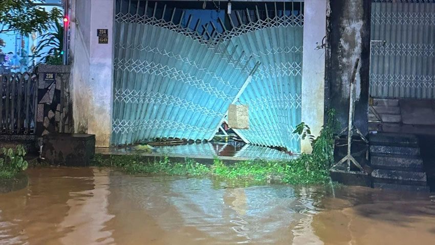 Mưa lớn kéo dài, Quốc lộ 20 đầu địa phận Lâm Đồng ngập sâu - 1