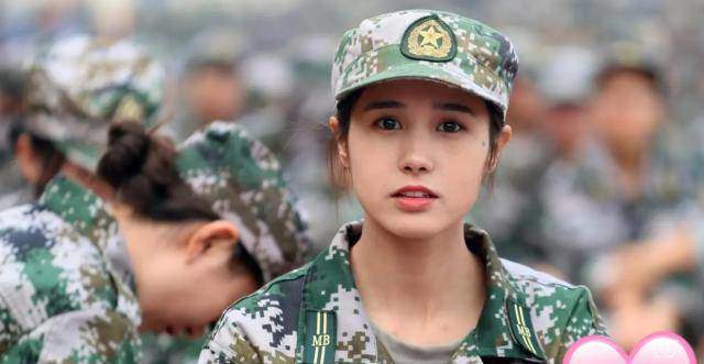Nữ sinh TQ được các công ty giải trí săn đón vì bức ảnh huấn luyện quân sự - 3
