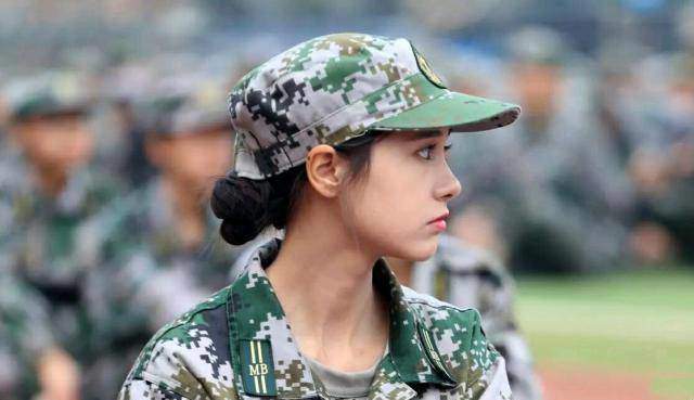 Nữ sinh TQ được các công ty giải trí săn đón vì bức ảnh huấn luyện quân sự - 2