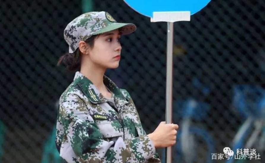 Nữ sinh TQ được các công ty giải trí săn đón vì bức ảnh huấn luyện quân sự - 4