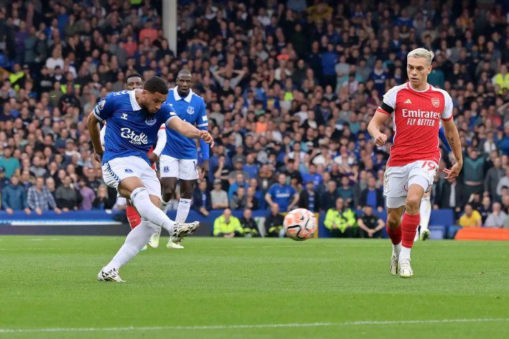 Arsenal (áo đỏ trắng) vấp phải sự&nbsp;kháng cự mạnh mẽ đến từ Everton