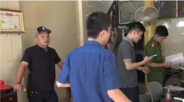 Nóng trong tuần: Thuê thợ lắp camera trong phòng ngủ, nữ khách hàng bị quay clip “nóng” - 3