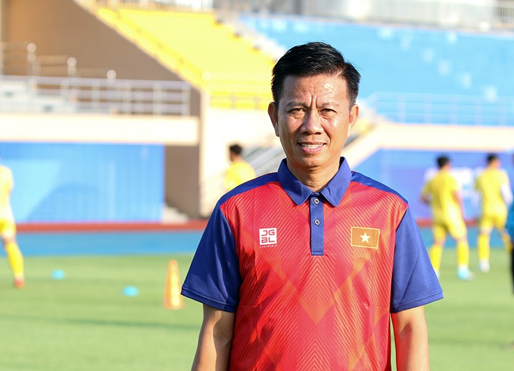 HLV Hoàng Anh Tuấn có những chia sẻ đầu tiên sau khi U23 Việt Nam đến Hàng Châu.