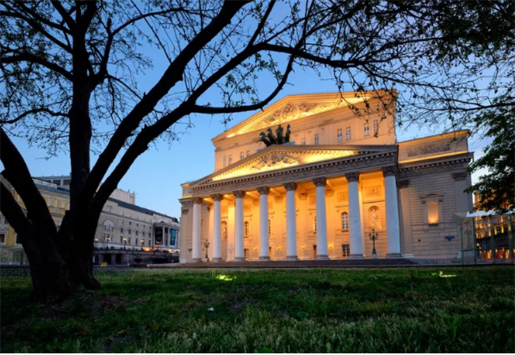 Nhà hát Bolshoi: Nếu bạn là người hâm mộ múa ba lê hoặc opera thì nhất định phải tới đây một lần. Nhà hát Bolshoi không chỉ là địa điểm nổi tiếng nhất ở Nga mà còn là một trong những địa điểm nổi tiếng nhất trên thế giới. Mặt tiền hoành tráng và nội thất tinh xảo đều có từ thời Đế quốc Nga, cũng như học viện Ballet Bolshoi danh tiếng. Nếu bạn có thể mua được vé xem một buổi biểu diễn, đó chắc chắn sẽ là một trong những khoảnh khắc đáng nhớ nhất trong thời gian bạn ở Moscow.
