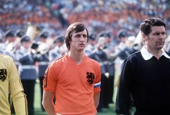 Johan Cruyff là đại diện của lối chơi tổng lực đầy mê hoặc. ẢNH: GETTY