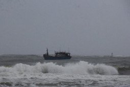 'Nghẹt thở' ứng cứu ngư dân chìm thuyền trên biển ở Quảng Trị