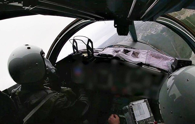 Phi công trên máy bay Su-34. Ảnh: Tass