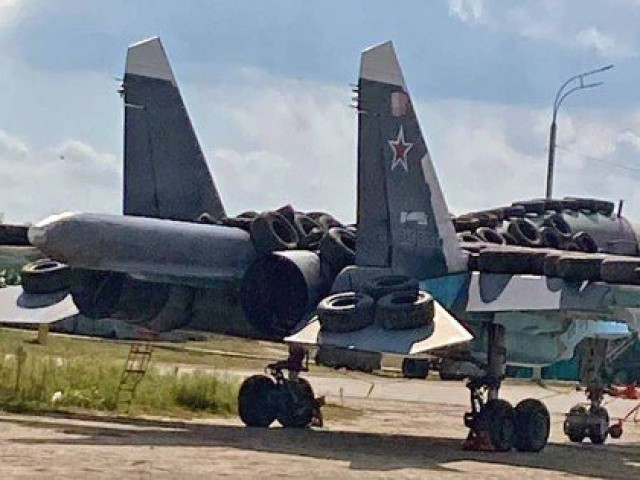 Tiêm kích Su-34 của Nga được ngụy trang bằng... lốp xe