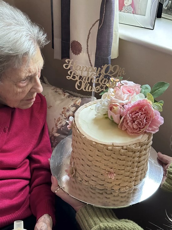 Chia sẻ bí quyết sống thọ, cụ bà 102 tuổi gây sốt mạng xã hội - 5