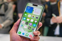 Có giá cao ngất, iPhone 15 Pro Max vẫn ”cuốn” khách nhất