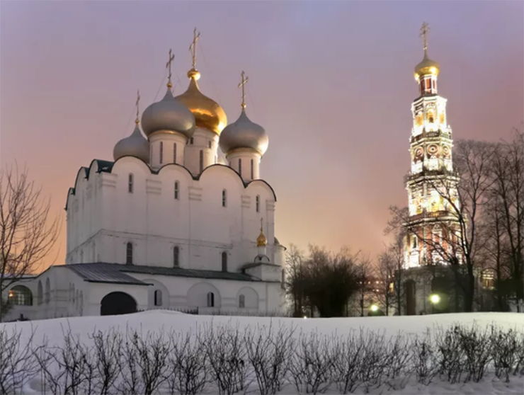 Tu viện Novodevichy: Đây&nbsp;là Di sản Thế giới được UNESCO công nhận và là tu viện nổi tiếng nhất ở Moscow. Tu viện Novodevichy là một trong những nhà thờ vẫn còn nguyên vẹn trong nhiều thế kỷ. Trong khuôn viên tu viện có nghĩa trang Novodevichy, nơi chôn cất giới thượng lưu Nga từ thế kỷ 16.
