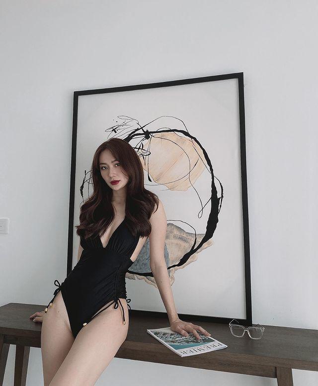 Bạn gái Vũ Văn Thanh mặc monokini xẻ cao đến hông, tôn thân hình 