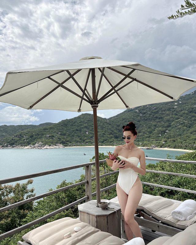 Bạn gái Vũ Văn Thanh mặc monokini xẻ cao đến hông, tôn thân hình 