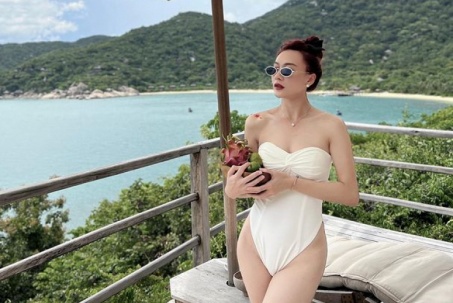 Bạn gái Vũ Văn Thanh mặc monokini xẻ cao đến hông, tôn thân hình "đồng hồ cát"