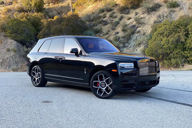 Điểm nhấn ấn tượng đầu tiên của Rolls-Royce Cullinan Black Badge chính là tông màu đen chủ đạo cực ngầu.
