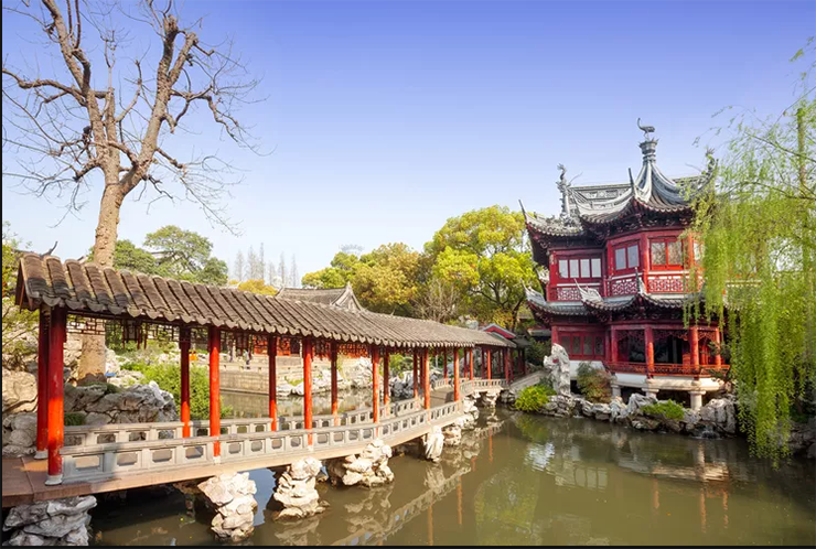 Hòa mình vào thiên nhiên tại Yu Garden: Mặc dù có vẻ hào nhoáng nhưng khu vực Yu Garden lại là một nơi thú vị để khám phá. Toàn bộ khu vực xung quanh khu vườn đã được cải tạo theo phong cách kiến trúc truyền thống Trung Quốc với mái hiên lợp ngói uốn lượn. Du khách cũng có thể đi lang thang qua các con đường, ngõ hẻm và tìm những món đồ lưu niệm nho nhỏ làm quà.
