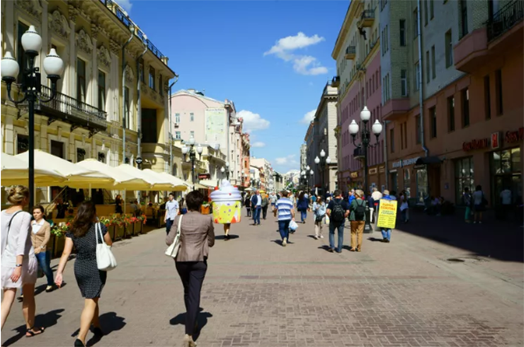 Phố Old Arbat: Đây&nbsp;là một phần cốt lõi lịch sử của Moscow và duy trì diện mạo của Moscow cổ, với những người bán hàng rong, cửa hàng cũ và các quán ăn cổ điển. Đây cũng là nơi dừng chân của nhiều nhà văn nổi tiếng như Pushkin và Tolstoy.
