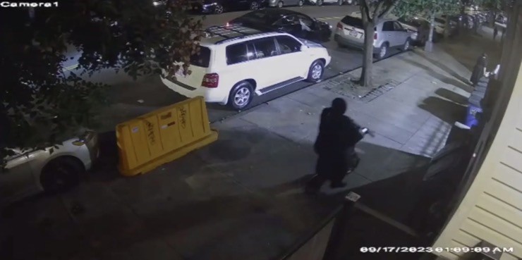 Mỹ: Hãi hùng sát thủ mặc đồ đen kín mít áp sát bắn chết người đàn ông vừa bước xuống ô tô - 2