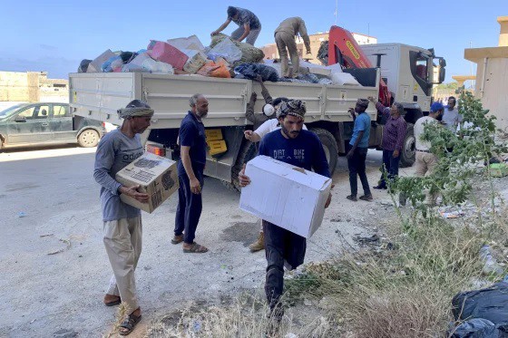 Các nhóm viện trợ quốc tế và người dân Libya khẩn trương gửi viện trợ nhân đạo tới thành phố Derna khi nhiều người sống sót ở đây thiếu nước sạch và lương thực. Ảnh: AP