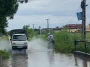 Ô tô - Clip: &quot;Bác tài&quot; thiếu tinh tế khiến cậu học sinh ướt sũng