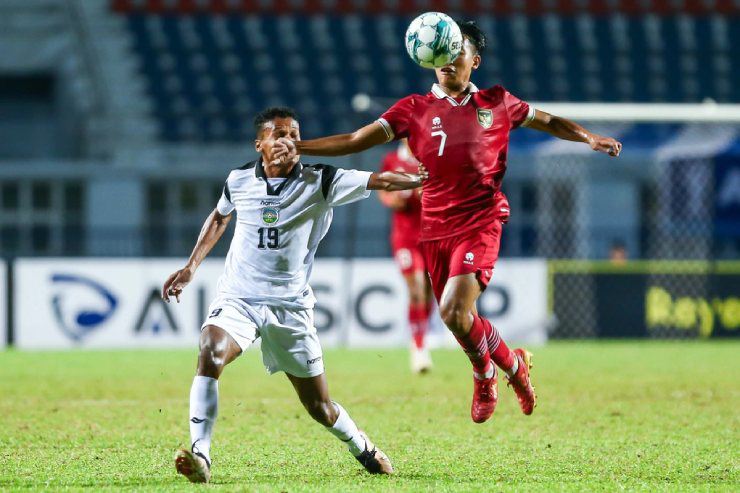 U23 Indonesia (áo đỏ) gặp nhiều khó khăn trước&nbsp;U23 Kyrgyzstan