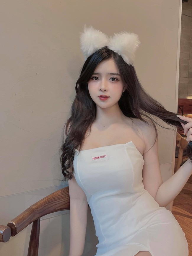 Đỗ Khánh An (biệt danh An Dâu, sinh năm 1997, TP.HCM) là hot girl nổi tiếng Sài thành. 
