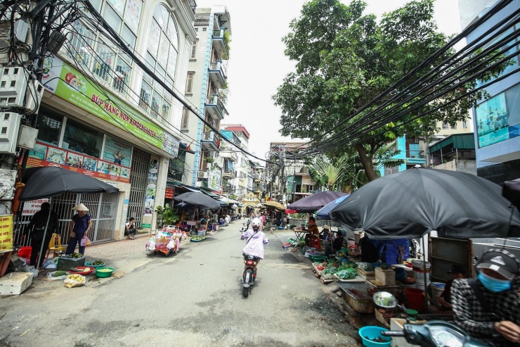 Ngoài ra, ông Minh còn là chủ đầu tư của hàng loạt chung cư mini khác khắp Hà Nội. Những chung cư này đều nằm trong ngõ nhỏ, nơi xe cứu hỏa khó tiếp cận, và có chiều cao vượt trội so với trong khu vực.