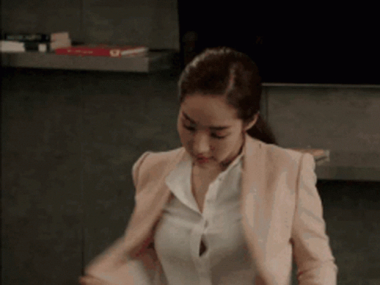 "Nữ thư ký" có cảnh hot 2 phút hút hơn 300 triệu views, xứng danh "siêu phẩm thẩm mỹ"