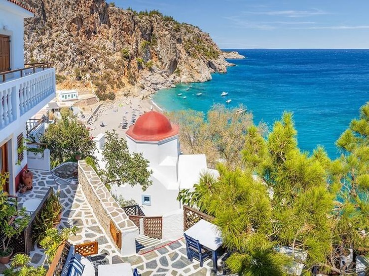 Karpathos, Hy Lạp: Hãy đến đây và bạn sẽ thấy thư thái trên một chuỗi bãi biển hoang sơ được bao bọc bởi làn nước xanh và thường xuyên có hải cẩu lui tới. Thưởng thức món ăn địa phương tại các quán rượu ở Olympos, một ngôi làng miền núi sẽ mang lại cho bạn cảm giác thời gian như đóng băng, nơi phụ nữ vẫn mặc trang phục truyền thống đầy màu sắc và những con lừa là phương tiện giao thông duy nhất.
