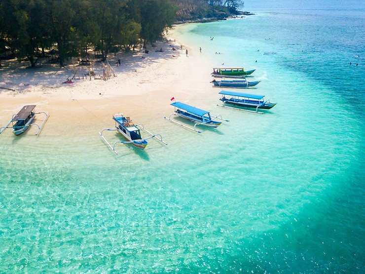 Lombok, Indonesia: Những bãi biển cát trắng ở phía nam sẽ quyến rũ bạn, trong khi ở phía bắc, núi Rinjani hùng vĩ sẽ hấp dẫn những người yêu thích leo núi. Đối với những người không thích đi bộ đường dài, những khu rừng nhiệt đới tươi tốt và các thác nước ầm ầm như vẫy chào, mời gọi du khách ghé thăm.
