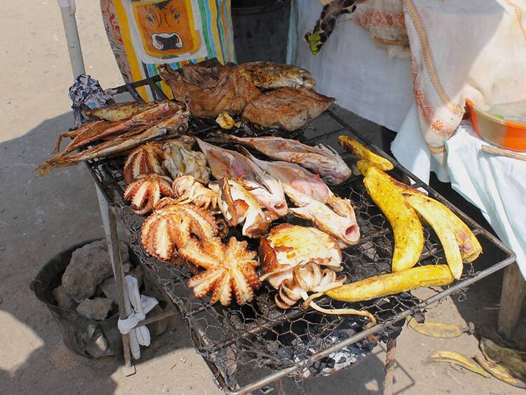 São Tomé và Príncipe: Nằm trôi dạt ở vịnh Guinea ngoài khơi Tây Phi, các đảo núi lửa São Tomé và Príncipe cùng nhau tạo thành quốc gia với vẻ đẹp ấn tượng. Là Khu dự trữ sinh quyển được UNESCO công nhận, tại đây những khu rừng nhiệt đới tươi tốt hòa vào làn nước nhiệt đới trong vắt, mang đến vô số cuộc phiêu lưu thân thiện với thiên nhiên.
