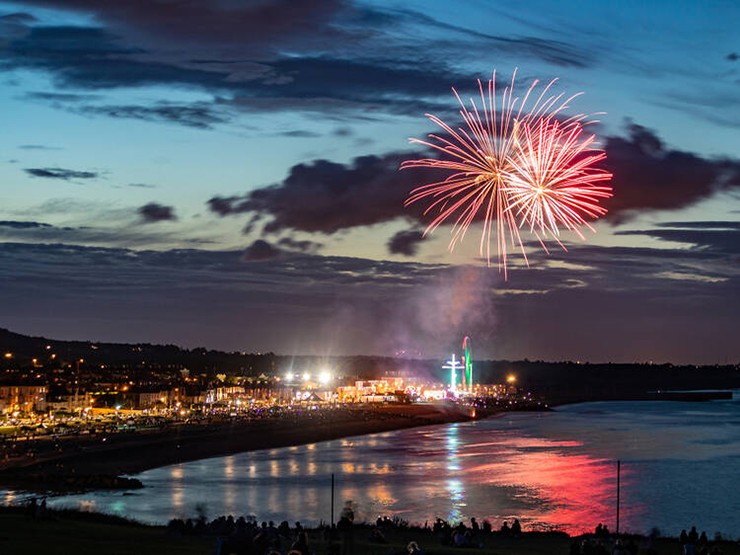 Bray, Ireland: Sau nhiều năm suy tàn, bờ biển Victoria của thành phố giờ đây nhộn nhịp với các quán cà phê và nhà hàng. Tản bộ dọc theo bến cảng và leo lên Bray Head để ngắm nhìn toàn cảnh từ đỉnh núi đá là những trải nghiệm khó quên của du khách tại nơi này.
