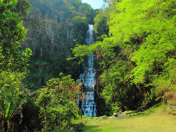 Cao nguyên phía Đông, Zimbabwe: Cao nguyên phía Đông của Zimbabwe bao gồm 3 dãy đồi Bvumba, Nyanga và Chimanimani. Đây là nơi có thác Mutarazi, thác nước cao nhất của Zimbabwe, nơi bạn có thể đu dây và thử đi bộ trên cao chóng mặt. Ngoài ra còn có núi Nyangani, đỉnh núi cao nhất và được gọi là "chén thánh" dành cho những người đi bộ đường dài.
