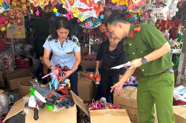 Lực lượng Quản lý thị trường phối hợp với công an kiểm tra hàng hóa vi phạm, đồ chơi trẻ em không có nguồn gốc, cảnh báo an toàn.