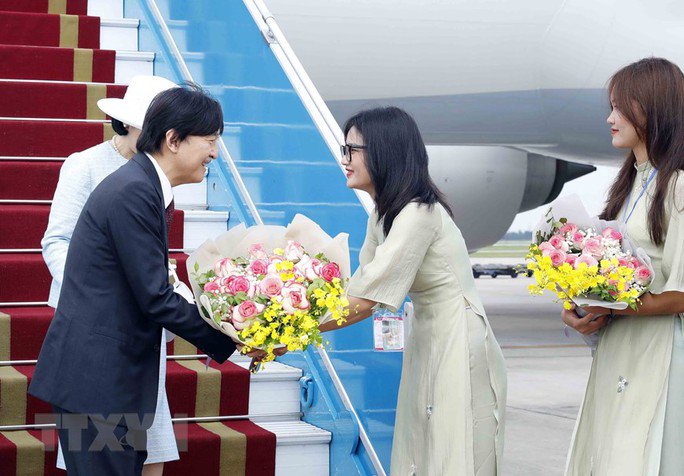 Hoàng Thái tử Nhật Bản và Công nương đến Hà Nội, bắt đầu thăm chính thức Việt Nam - 1