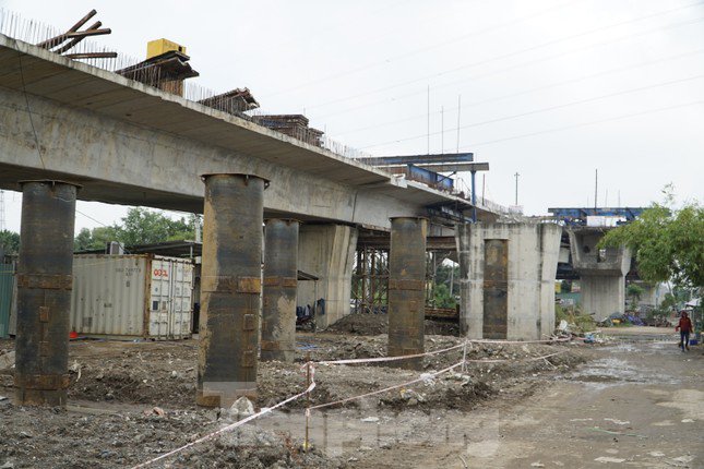 Sau thời gian triển khai thi công, đại diện Ban Giao thông TPHCM cho biết, đơn vị thi công đã hoàn thành cọc khoan nhồi một số trụ, khối lượng thi công đạt khoảng 52% giá trị hợp đồng.