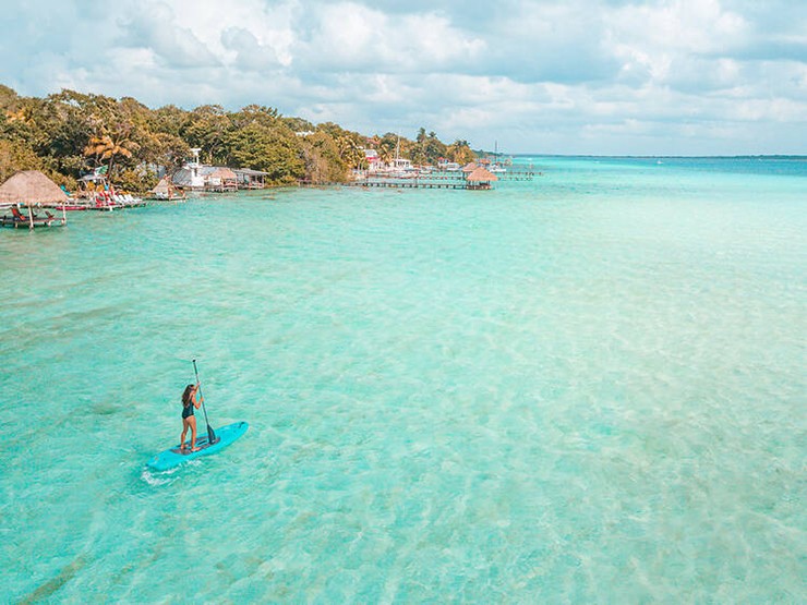 Hồ Bacalar, Mexico: Hồ Bacalar là nơi bạn có thể chiêm ngưỡng tất cả vẻ đẹp kỳ ảo của Mexico. Hãy chèo thuyền kayak đến những bãi biển cát trắng, thư giãn trên bến tàu trong khi ngắm nhìn những loài chim di cư và ngủ trong một loạt khách sạn sinh thái, bao gồm cả Boca de Agua thơ mộng&nbsp;nằm trong khu bảo tồn thiên nhiên riêng.
