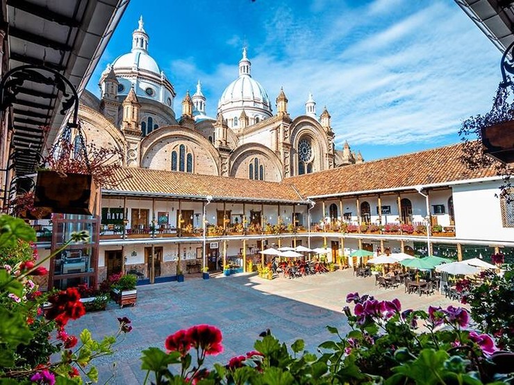 Cuenca, Ecuador: Cuenca có sức ảnh hưởng lớn khi nói đến văn hóa, ở đây có những kiến trúc được UNESCO công nhận là Di sản Thế giới vào năm 1999. Khu vực này cũng là trung tâm của các nghề thủ công truyền thống với chiếc mũ Panama nổi tiếng và khách du lịch có thể ghé thăm các xưởng để xem toàn bộ quy trình làm mũ phức tạp. Cuenca là một địa điểm đẹp như tranh vẽ rất đáng để du khách ghé đến đây.
