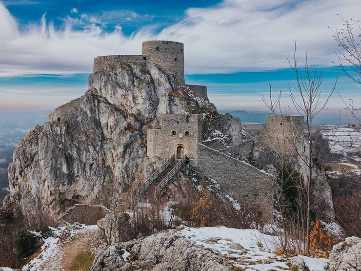 Srebrenik, Bosnia và Herzegovina: Thị trấn xinh đẹp này có pháo đài thời Trung cổ được bảo tồn tốt nhất của Bosnia, một công trình kiến trúc hấp dẫn có từ thế kỷ 12 nhìn ra thung lũng, với những huyền thoại và truyền thuyết thú vị. Đỉnh Majevica mang đến khung cảnh đáng kinh ngạc, trong khi hồ Ingram mới được phát hiện gần đây lại mang đến sự lãng mạn. Ở đây còn có các món ăn ngon, những quán cà phê sôi động và nhà thờ Hồi giáo… Bạn hãy đến và khám phá địa danh tuyệt vời này.
