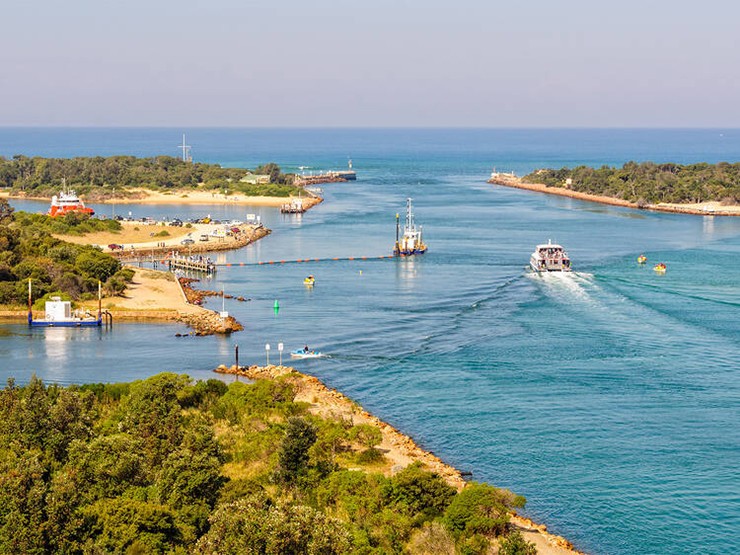 Gippsland, Úc: Gippsland là một xứ sở thần tiên trù phú, bao gồm những con đường trên núi, đường thủy ngoằn ngoèo, đất nông nghiệp màu mỡ và những bãi biển cát trắng trải dài. Với vô số điểm tham quan tự nhiên, những ngôi làng độc đáo, ẩm thực ngon miệng và đồ uống sành điệu… hiện tại thực sự là thời điểm tốt để ghé thăm viên ngọc Victoria này.
