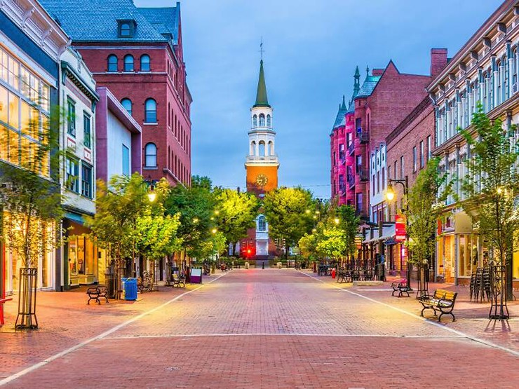 Burlington, Vermont: Sức hấp dẫn của Burlington đến từ ẩm thực. Từ món kem tahini tahini của đầu bếp bánh ngọt Amanda Wildermuth tại Honey Road, cho đến món cải bruxen cay được nhiều người yêu thích, hoặc các loại bia thủ công từ nhà máy bia Foam Brewers…Với khung cảnh nhà hàng và quán bar ở Burlington rất nhộn nhịp, chắc chắn những người ưa chuộng ăn uống sẽ vô cùng hài lòng khi tới đây.
