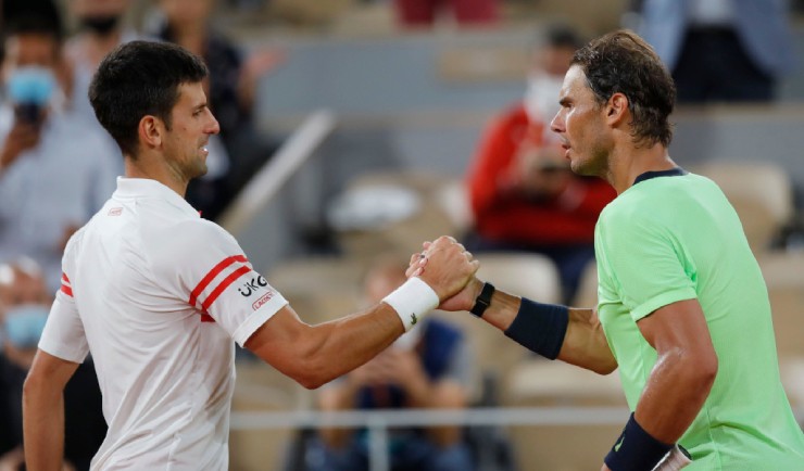 Nadal (áo xanh) cho biết anh biết tin Nole (áo trắng) vô địch US Open 2023 hơi muộn nên chưa gửi lời chúc tới đối thủ