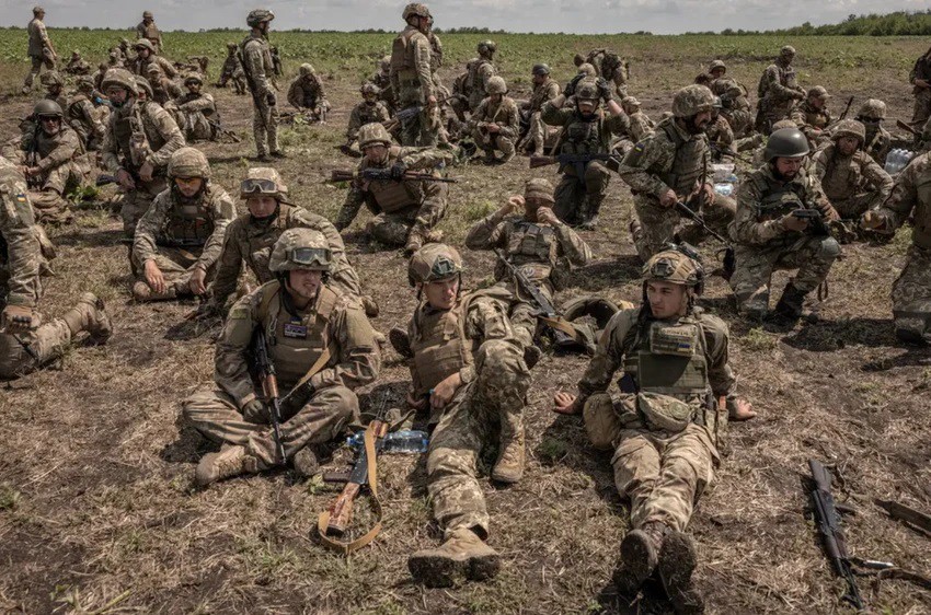 Tân binh Ukraine nghỉ ngơi sau khi tập trận ở tỉnh Donetsk vào tháng 7. Ảnh: THE NEW YORK TIMES
