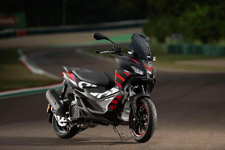 Ra mắt xe ga 2023 Aprilia SR GT Replica giá 108,6 triệu đồng - 1